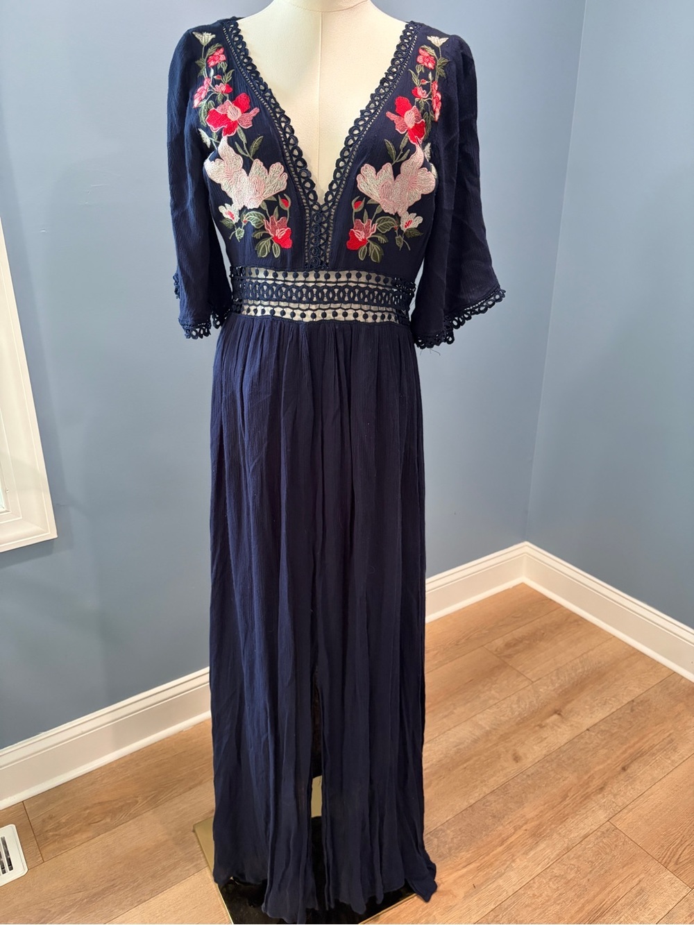 Soieblu Embroidered Floral Boho Dress Size Medium Navy Lace Detail